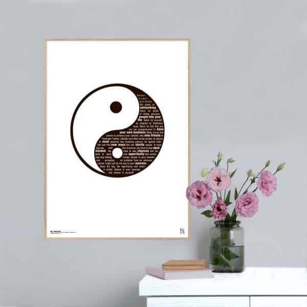 Sort hvid grafisk plakat med tekst om Openminded Yin og Yang opsat, så teksten følger formen på Yang.