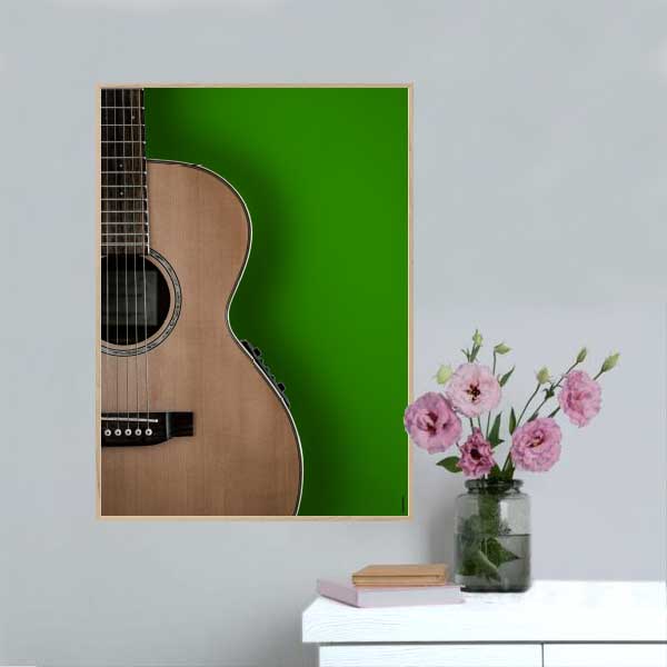 Fotoplakat med akustisk guitar med grøn baggrund.