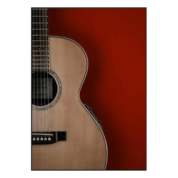 Fotoplakat med akustisk guitar med rød baggrund.