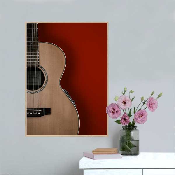 Se Fotoplakat Akustisk guitar med rød baggrund - 15 x 21 cm / XS / lodret hos Songshape