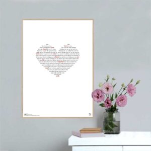 Dekorativ musikplakat med The Beatles' legendariske hit "All you need is love" opsat i grafisk form, så teksten danner et billede af et hjerte.
