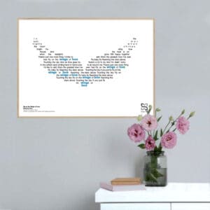 Ikonisk plakat med Brødrene Olsens Melodi grand prix-hit "Fly on the Wings of Love". Sangteksten er opsat i grafisk form, som danner et billede af et par vinger.