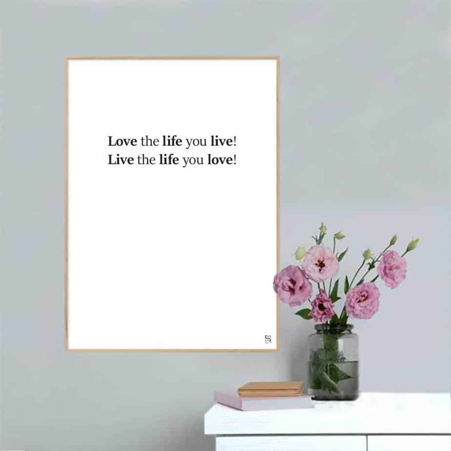 Se Love the life you live - plakat - 30 x 42 cm / Medium / lodret hos Songshape
