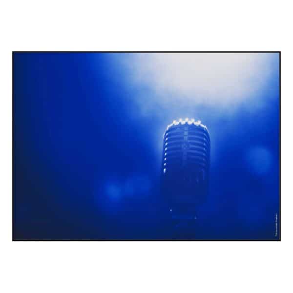 Fotoplakat med mikrofon på blå baggrund.