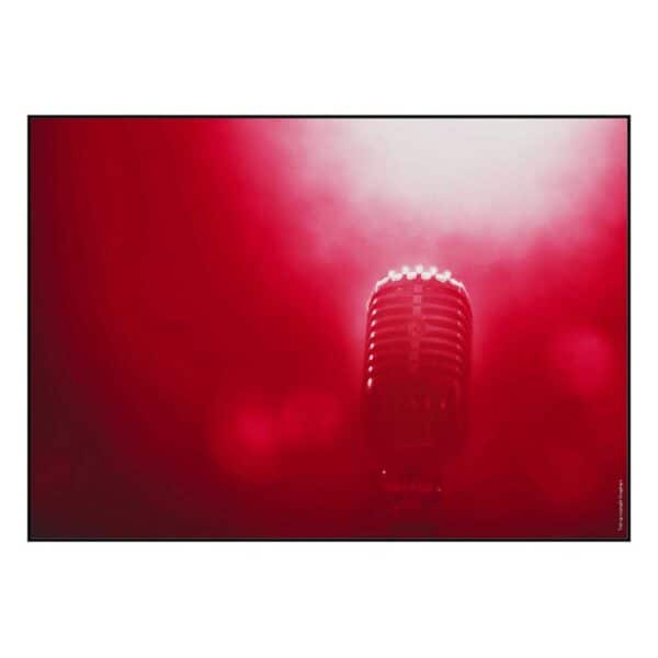 Fotoplakat med mikrofon på rød baggrund.