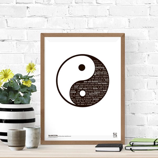 Sort hvid grafisk plakat med tekst om Openminded Yin og Yang opsat, så teksten følger formen på Yang.