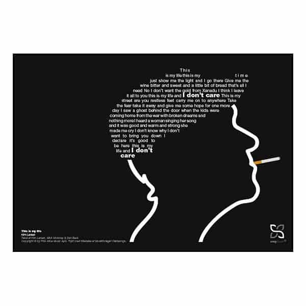 Grafisk musikplakat med sangteksten til Kim Larsens “This is my life” opsat i grafisk form, så teksten danner Kim Larsens kasket.