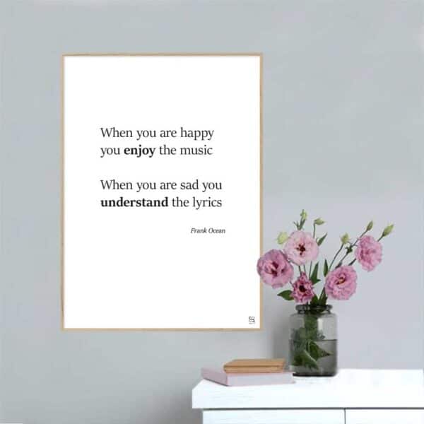 Plakat med "When you are happy you enjoy the music" - en enkel plakat i sort/hvid.