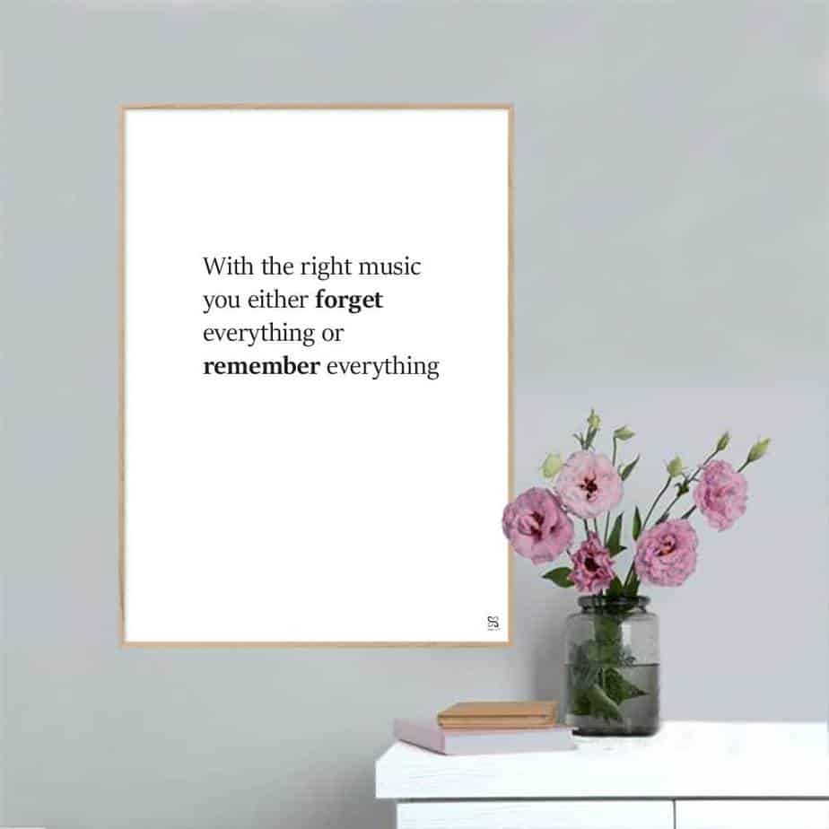 Se With the right music - plakat - 21 x 30 cm / Small / lodret hos Songshape