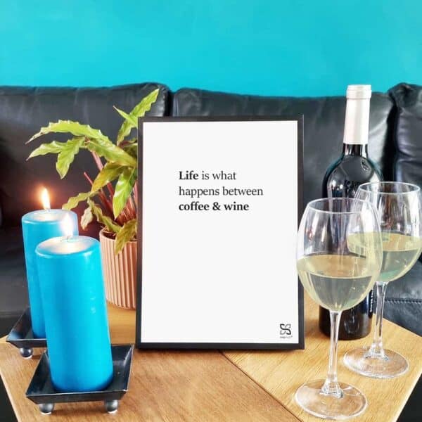 Plakat med "Life is what happens between coffee & wine" - en enkel plakat i sort/hvid.