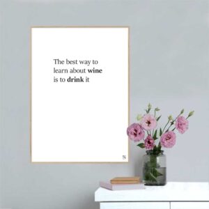 Plakat med "The best way to learn about wine is to drink it" - en enkel plakat i sort/hvid.