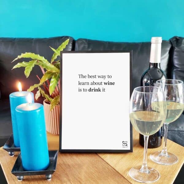Plakat med "The best way to learn about wine is to drink it" - en enkel plakat i sort/hvid.